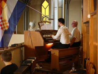 A Tomkins Énekegyüttes és a Dunaújvárosi Vegyeskar a Krisztus Király Főtemplomban - fotó: 