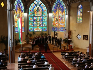 A Tomkins Énekegyüttes és a Dunaújvárosi Vegyeskar a Krisztus Király Főtemplomban - fotó: 