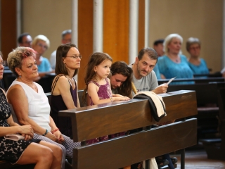 A Tomkins Énekegyüttes és a Dunaújvárosi Vegyeskar a Krisztus Király Főtemplomban - fotó: 
