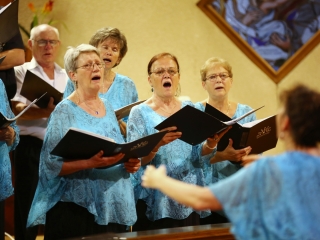 A Tomkins Énekegyüttes és a Dunaújvárosi Vegyeskar a Krisztus Király Főtemplomban - fotó: 