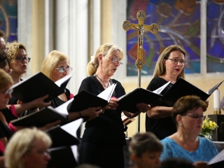 A Tomkins Énekegyüttes és a Dunaújvárosi Vegyeskar a Krisztus Király Főtemplomban - fotó: 