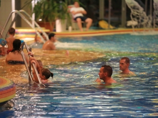 Holdfényfürdő a Strandok Éjszakáján - fotó: 