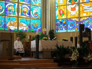 Áldás az ablakokra, áldás a Mózes-szoborra - fotó: 