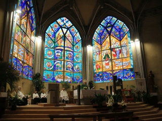 Áldás az ablakokra, áldás a Mózes-szoborra - fotó: 