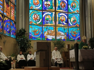 Áldás az ablakokra, áldás a Mózes-szoborra - fotó: 