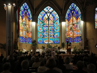 Áldás az ablakokra, áldás a Mózes-szoborra - fotó: 