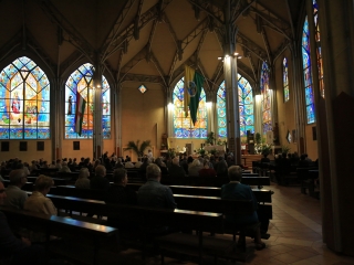 Áldás az ablakokra, áldás a Mózes-szoborra - fotó: 