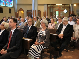 Áldás az ablakokra, áldás a Mózes-szoborra - fotó: 