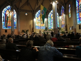 Áldás az ablakokra, áldás a Mózes-szoborra - fotó: 