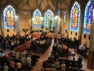 Áldás az ablakokra, áldás a Mózes-szoborra - fotó: 