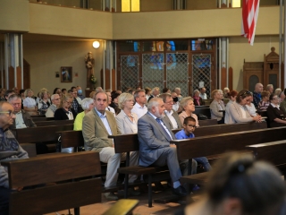 Áldás az ablakokra, áldás a Mózes-szoborra - fotó: 