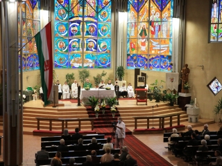 Áldás az ablakokra, áldás a Mózes-szoborra - fotó: 