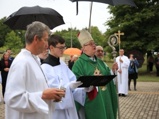 Áldás az ablakokra, áldás a Mózes-szoborra - fotó: 