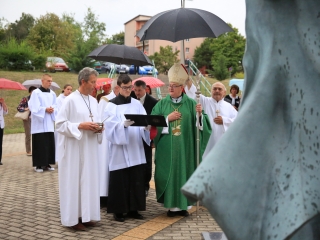 Áldás az ablakokra, áldás a Mózes-szoborra - fotó: 