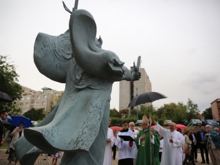 Áldás az ablakokra, áldás a Mózes-szoborra - fotó: 