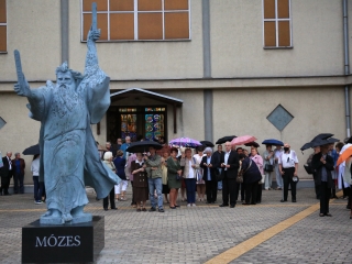 Áldás az ablakokra, áldás a Mózes-szoborra - fotó: 