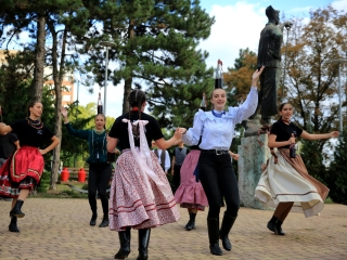 Néptánc a flaszteren – három helyszínen ropták - fotó: 