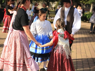 Néptánc a flaszteren – három helyszínen ropták - fotó: 