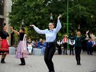 Néptánc a flaszteren – három helyszínen ropták - fotó: 