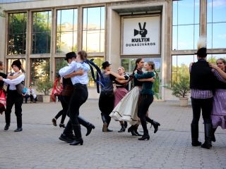 Néptánc a flaszteren – három helyszínen ropták - fotó: 
