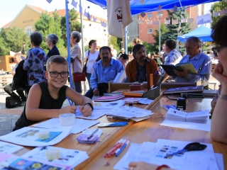 Dunaújváros 70: KönyvTér a Városháza téren - fotó: 