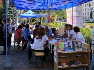 Dunaújváros 70: KönyvTér a Városháza téren - fotó: 