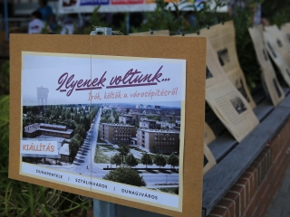 Dunaújváros 70: KönyvTér a Városháza téren - fotó: 