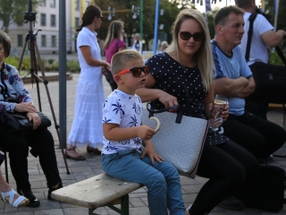 Dunaújváros 70: KönyvTér a Városháza téren - fotó: 