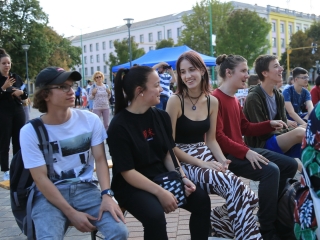 Dunaújváros 70: KönyvTér a Városháza téren - fotó: 