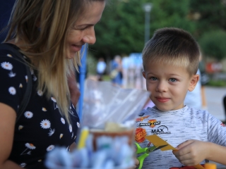 Dunaújváros 70: KönyvTér a Városháza téren - fotó: 