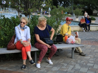 Dunaújváros 70: KönyvTér a Városháza téren - fotó: 