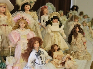 Babakiállítás a Dunaferr iskolában - fotó: 