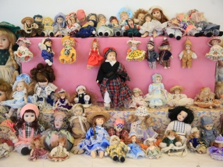 Babakiállítás a Dunaferr iskolában - fotó: 