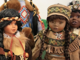 Babakiállítás a Dunaferr iskolában - fotó: 