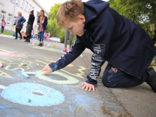 Aszfaltrajzok a Vasvári iskola születésnapjára - fotó: 