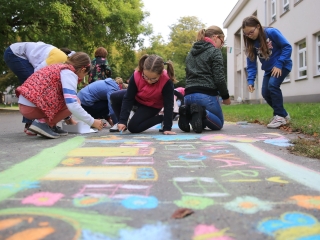 Aszfaltrajzok a Vasvári iskola születésnapjára - fotó: 