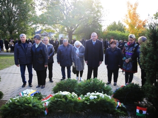 '56 öröksége: ünnepi műsor és koszorúzás a kopjafánál - fotó: 