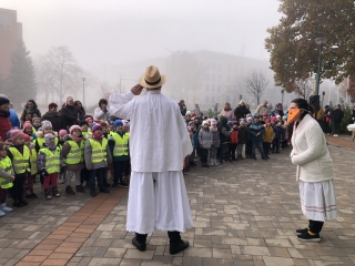 Libás sokadalom Márton napjára a város óvodásainak - fotó: 