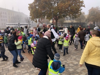 Libás sokadalom Márton napjára a város óvodásainak - fotó: 