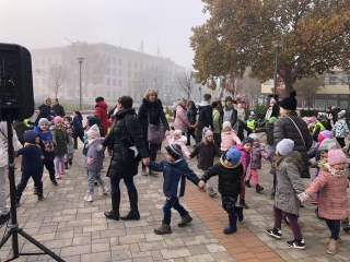 Libás sokadalom Márton napjára a város óvodásainak - fotó: 