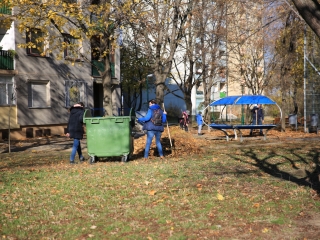 Levélszedés a város közterein - fotó: 