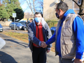 Levélszedés a város közterein - fotó: 