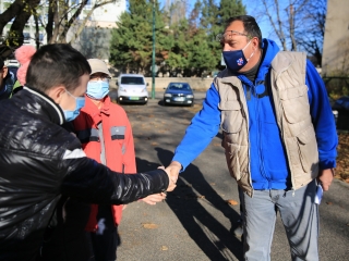 Levélszedés a város közterein - fotó: 