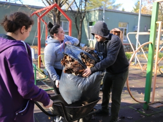 Levélszedés a város közterein - fotó: 