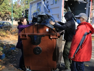 Levélszedés a város közterein - fotó: 