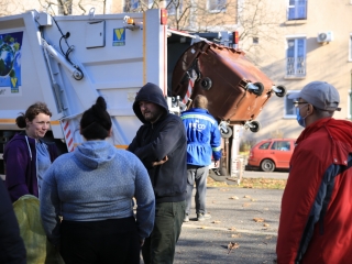 Levélszedés a város közterein - fotó: 