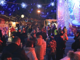 Az "Adventi forgatag" nyitánya a Városháza téren - fotó: 