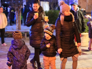 Az "Adventi forgatag" nyitánya a Városháza téren - fotó: 