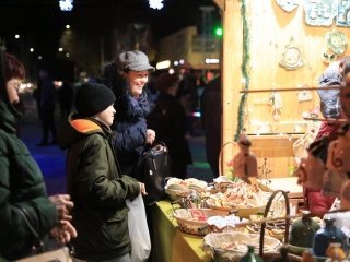 Az "Adventi forgatag" nyitánya a Városháza téren - fotó: 