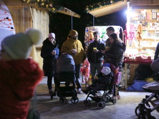 Az "Adventi forgatag" nyitánya a Városháza téren - fotó: 